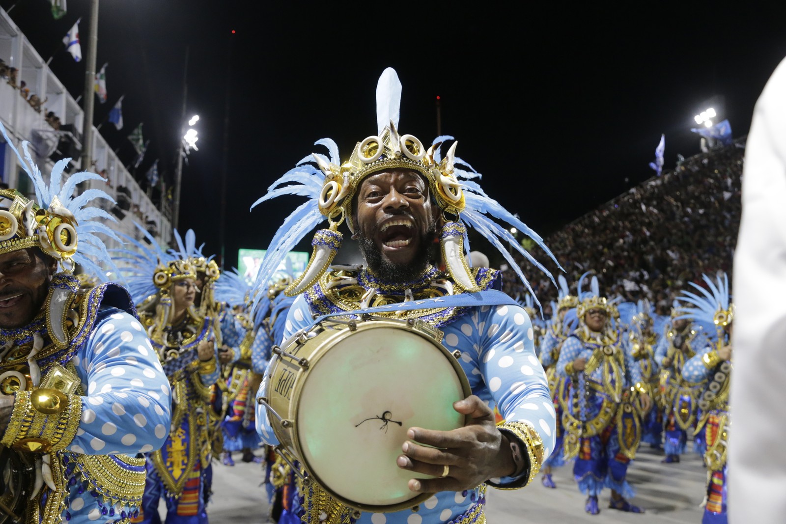 Beija-flor, segunda escola a desfilar na noite deste domingo de carnaval no Rio de Janeiro — Foto: Domingos Peixoto