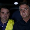 O senador Flávio Bolsonaro ao lado do pai, o ex-presidente Jair Bolsonaro: segundo a PF, uma estrutura paralela de espionagem foi montada na gestão - Cristiano Mariz/O Globo