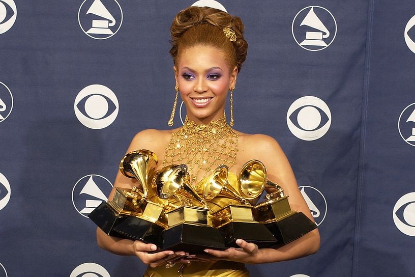 Em 2004, um ano depois do lançamento do seu primeiro disco solo, "Dangerously in love", Beyoncé já chegou no Grammy faturando cinco estatuetas — Foto: Reprodução / Twitter