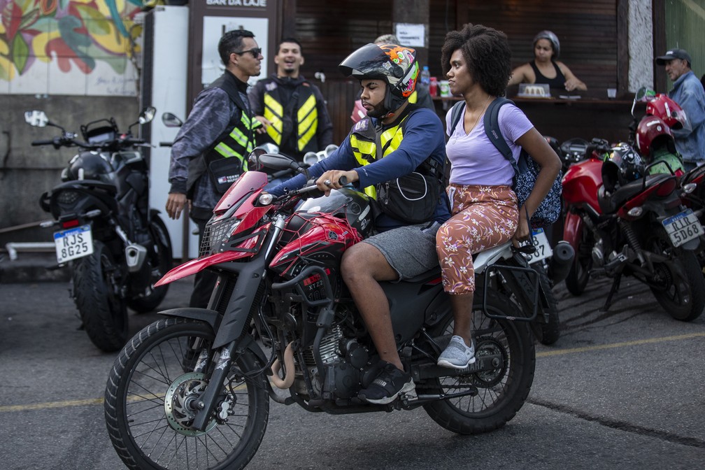 Ana Caroline vai do transporte de massa ao alternativo, na garupa do mototáxi, em um só dia — Foto: Alexandre Cassiano