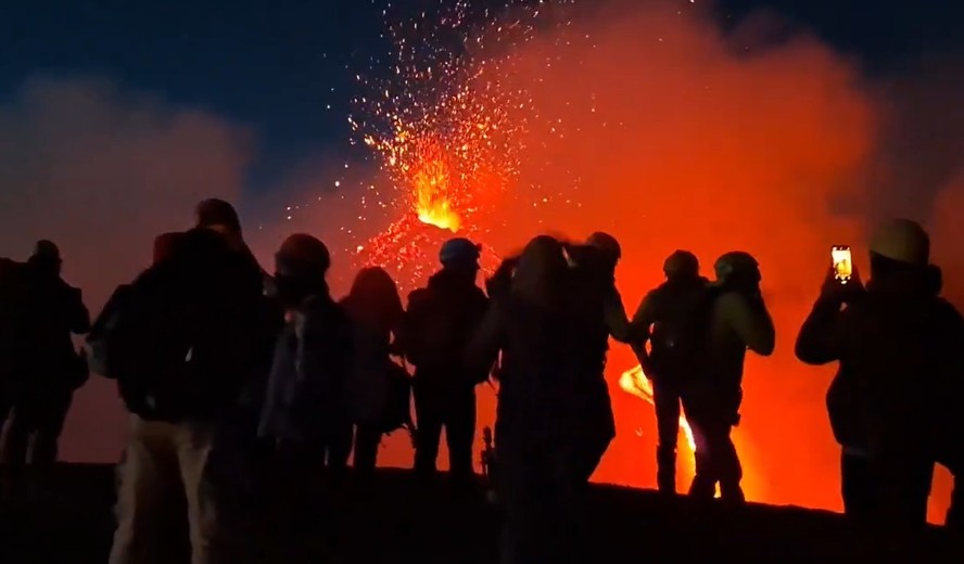 Vulcão ativo mais alto da Europa entra em erupção e lança 'cascata de lava' na Itália