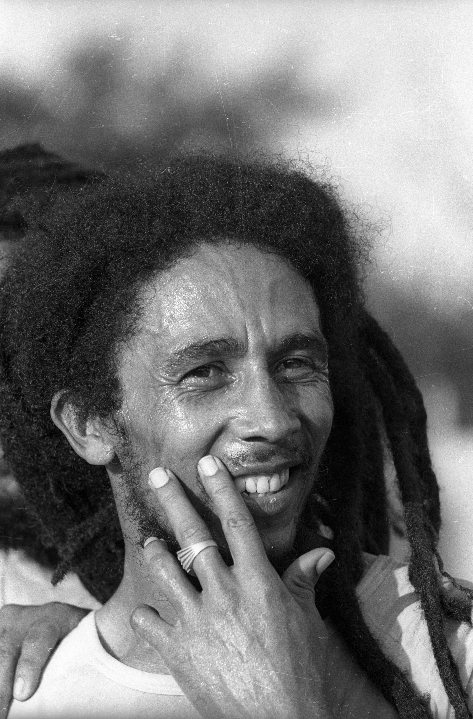 Bob Marley durante partida de futebol na casa de Chico Buarque, em março de 1980 — Foto: Luiz Pinto / Agência O Globo