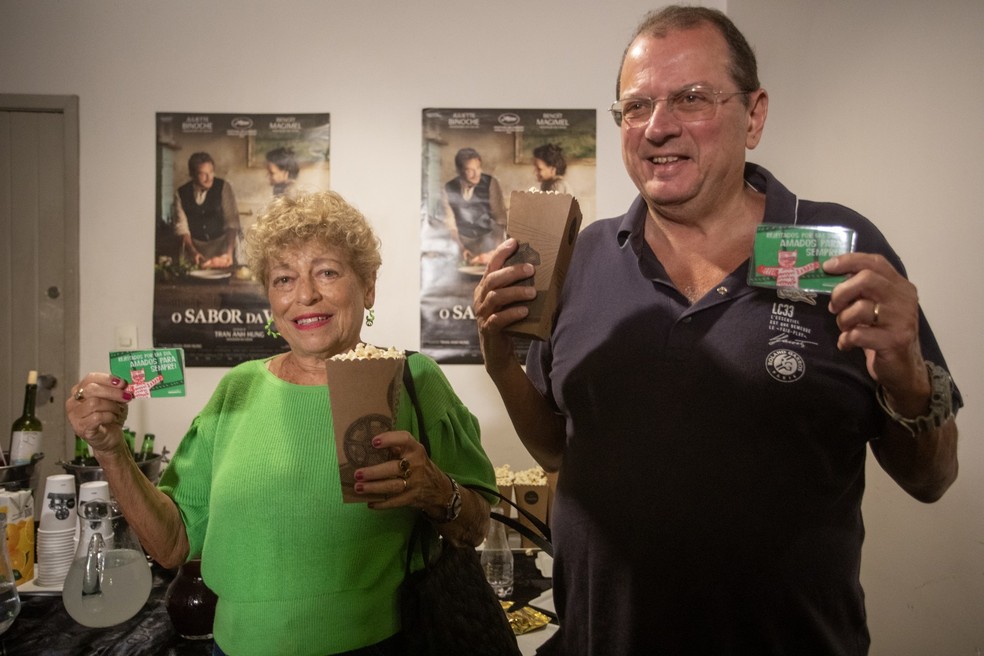 Ruth Kauffmann e Michel Ladezenski celebram passe livre para cinema após sufoco de ficar preso no local — Foto: Ana Branco/Agência O Globo