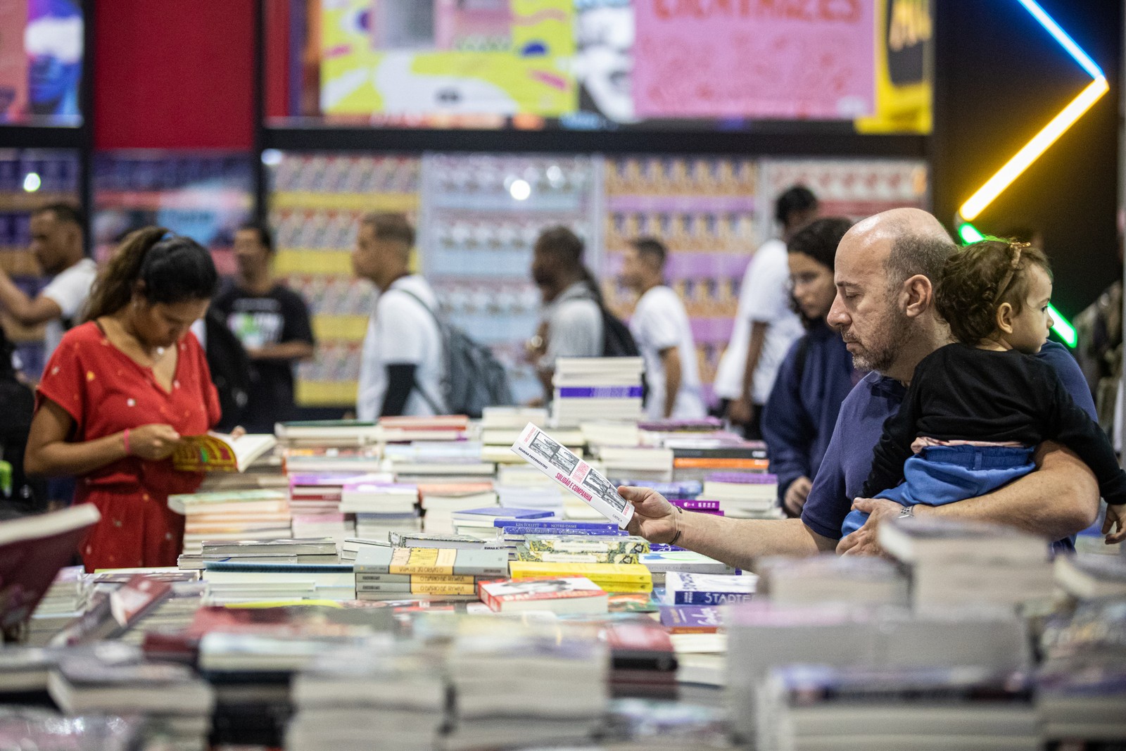 Público na Bienal do Livro celebra 40 anos — Foto: Hermes de Paula/Agência O Globo