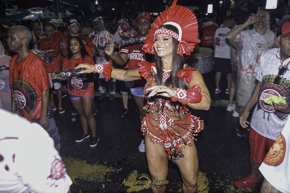 Viviane Araújo durante ensaio de rua do Salgueiro — Foto: Anderson Borde