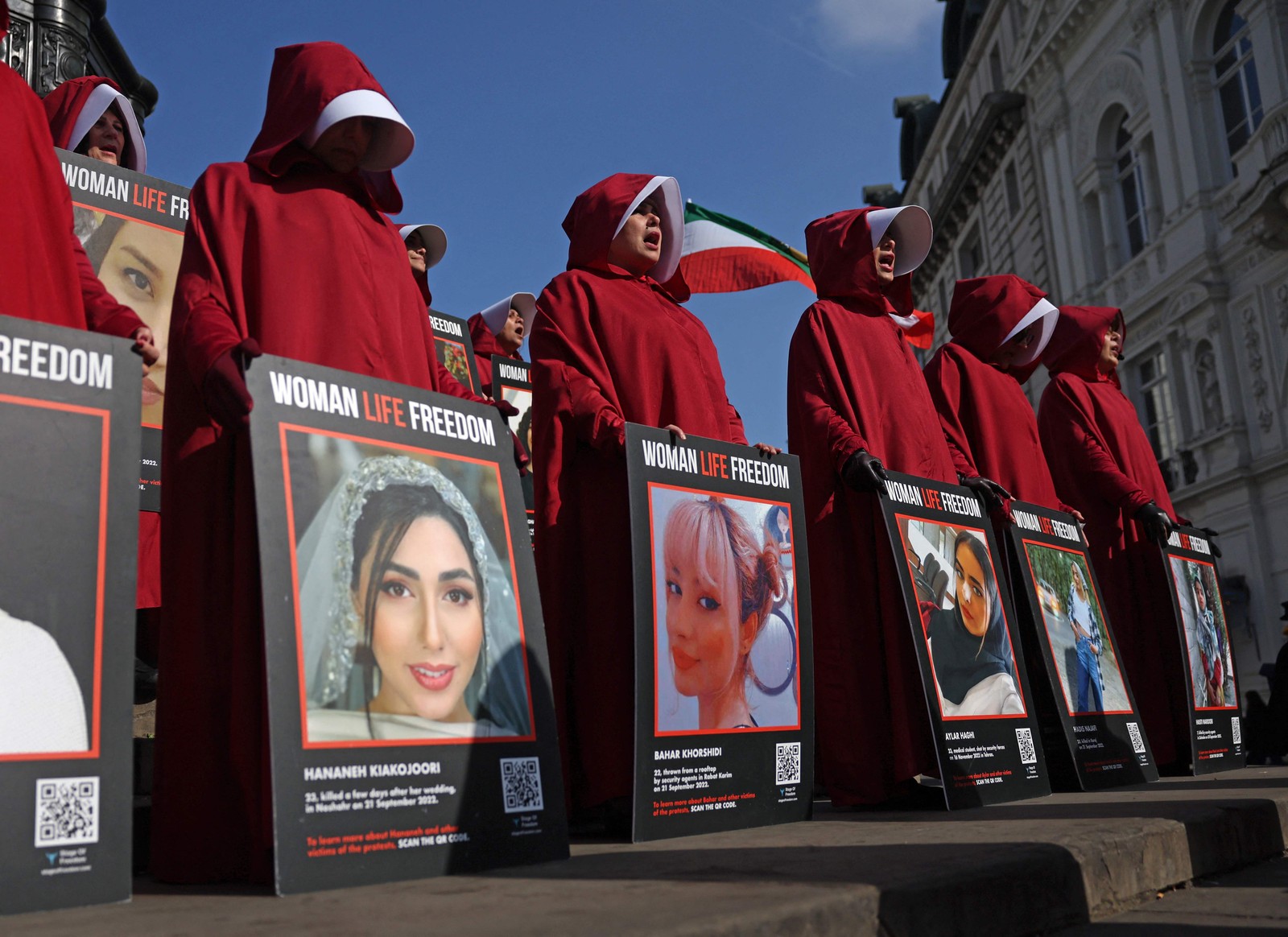 Em Londres, manifestantes inglesas protestam pela segurança das mulheres iranianas — Foto: DANIEL LEAL