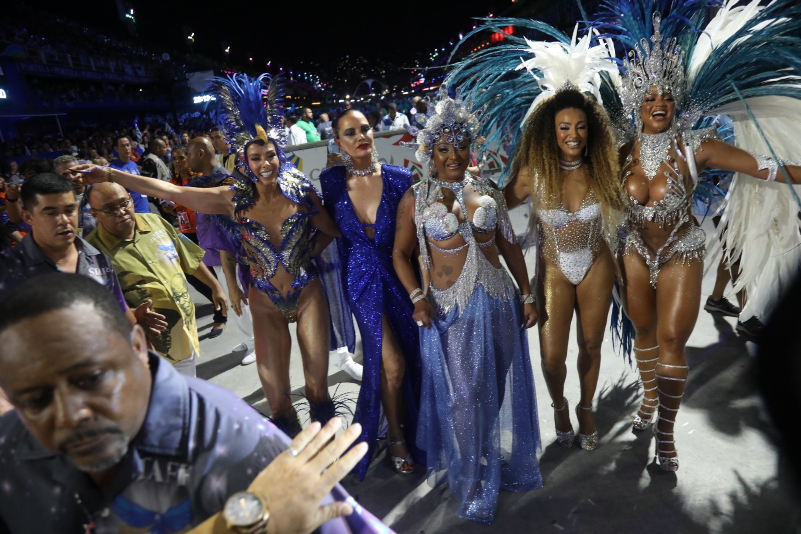 As ex-rainhas da Portela Adriane Galisteu, Luiza Brunet, Edcléa Nunes e Sheron Menezzes com Bianca Monteiro, atual rainha de bateria da Azul e Branco no desfile de 2023 da escola — Foto: Brenno Carvalho