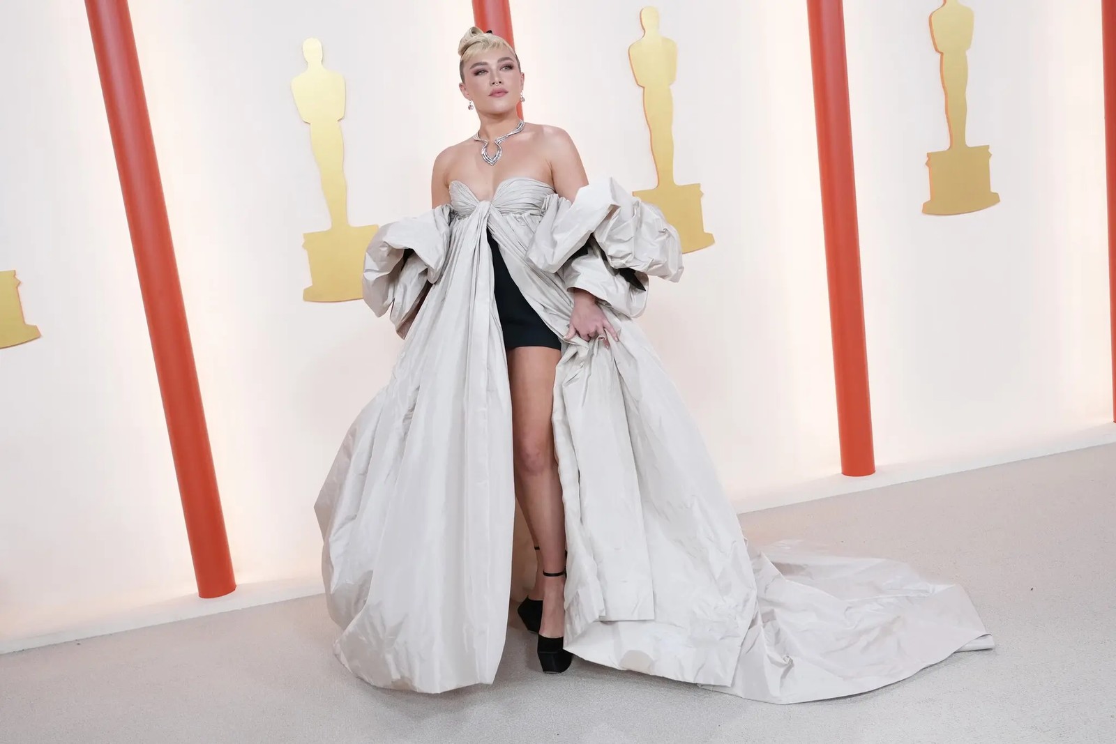 Florence Pugh no Oscar 2023: branco e decote — Foto: Jutharat Pinyodoonyachet/The New York Times