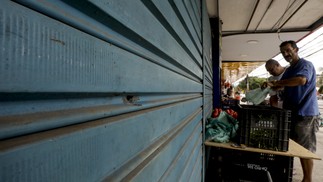 Marcas de tiro podem ser vistas em diferentes lugares: carros, estabelecimentos, paredes e outros. — Foto: Gabriel de Paiva / Agência O Globo