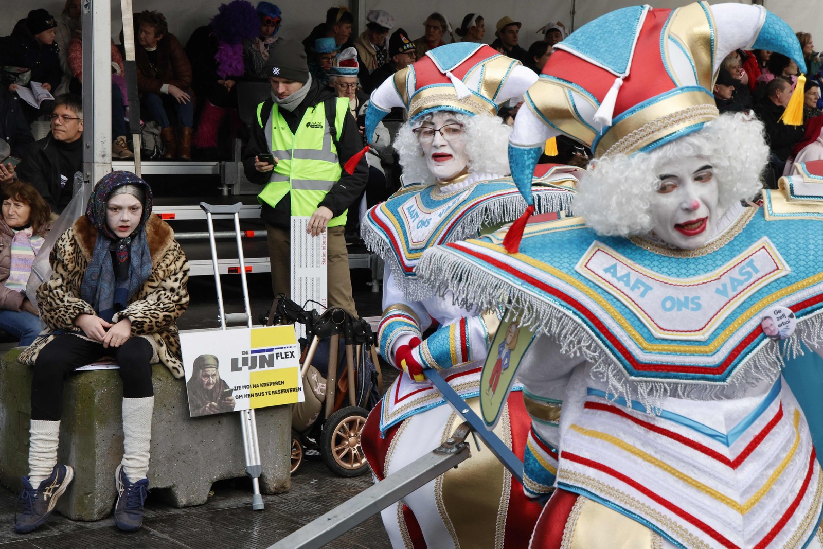 Foliões fantasiados de palhaços desfilam no Zondagsstoet, o carnaval de Aalst, na Bélgica ) / Belgium OUT — Foto: Nicolas Maeterlinck / AFP