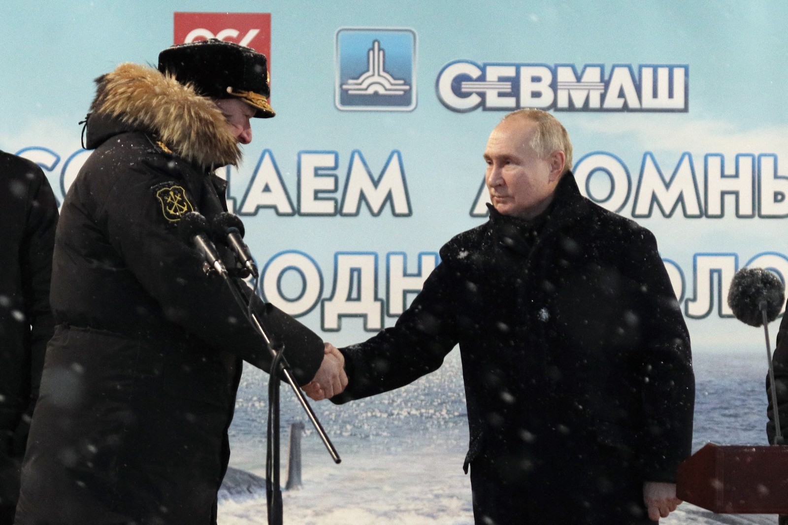 Cerimônia de hasteamento da bandeira liderada pelo presidente da Rússia no porto ártico de Severodvinsk — Foto: KIRILLIODAS/POOL/AFP