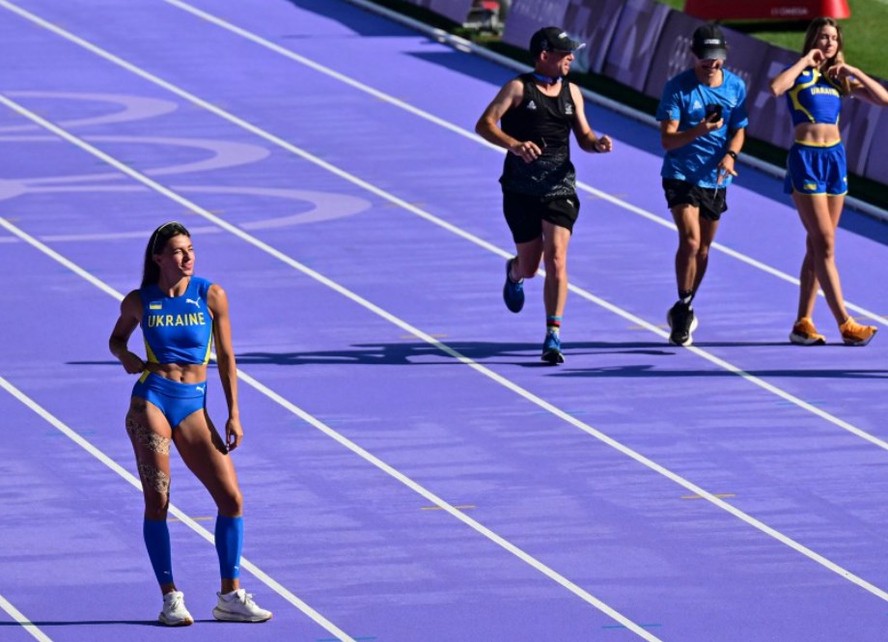 O Stade de France ganhou uma pista roxa, onde vão acontecer as  provas de atletismo de Paris-2024