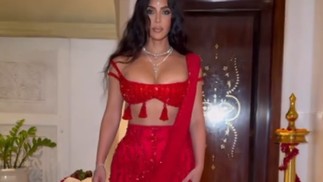 Kim Kardashian exibe look para casamento na Índia — Foto: Instagram