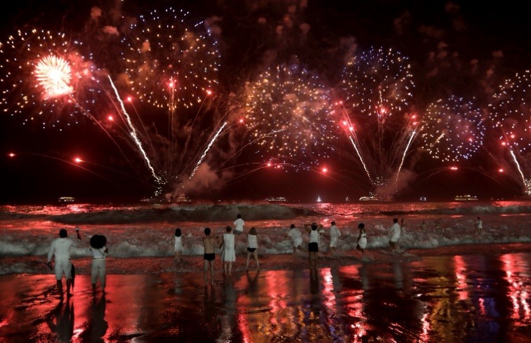 Multidão que lotou a praia de Copacabana assistiu a 12 minutos de queima de fogos — Foto: Gabriel de Paiva/Agência O Globo