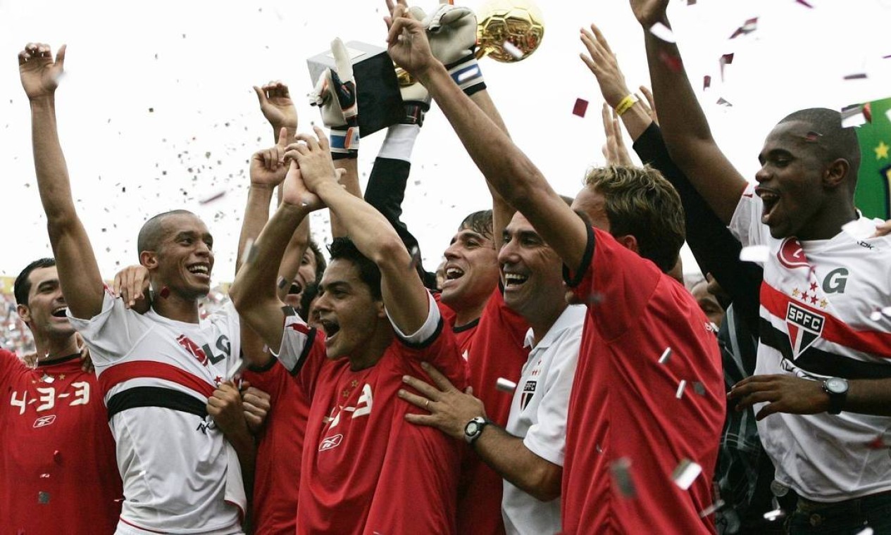 11º - SÃO PAULO (2006) - Tricolores erguem a taça depois de empate com o Athletico, no Morumbi.  — Foto: Rickey Rogers / Rickey Rogers/Reuters