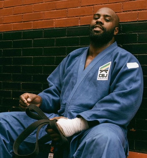 Teddy Riner posa com quimono da Confederação Brasileira de Judô — Foto: Instagram