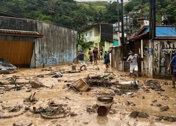 Criança morre em deslizamento no litoral de SP; temporal bloqueia rodovias e cancela Carnaval — Foto: Reprodução Instagram/prefeitofelipeaugusto