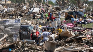 Moradores sofrem danos depois que um tornado atingiu a cidade em Greenfield, Iowa. — Foto: Scott Olson/Getty Images/AFP