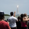 Pessoas assistem ao lançamento do ônibus espacial Atlantis no seu último voo a partir do Centro Espacial Kennedy em Cabo Canaveral, na Flórida, em 8 de julho de 2011 - Philip Scott Andrews/The New York Times