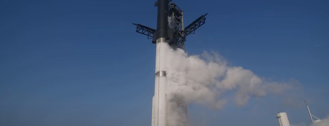 Foguete teve problemas técnicos nesta segunda-feira, data inicial marcada para o lançamento — Foto: Reprodução/Youtube/Space X