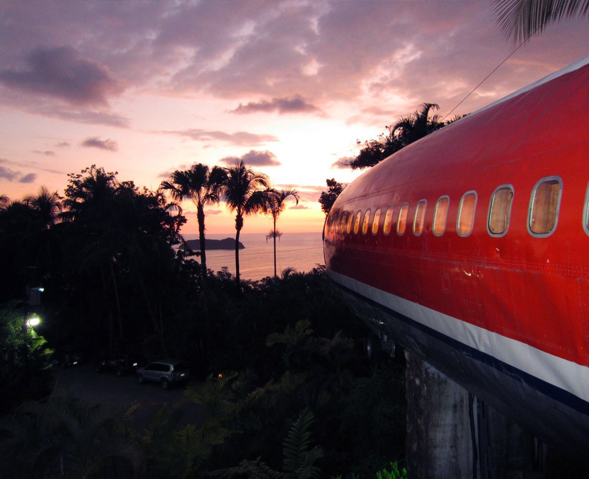 Homem transforma avião abandonado em hotel com vista para o mar — Foto: Divulgação / Costa Verde