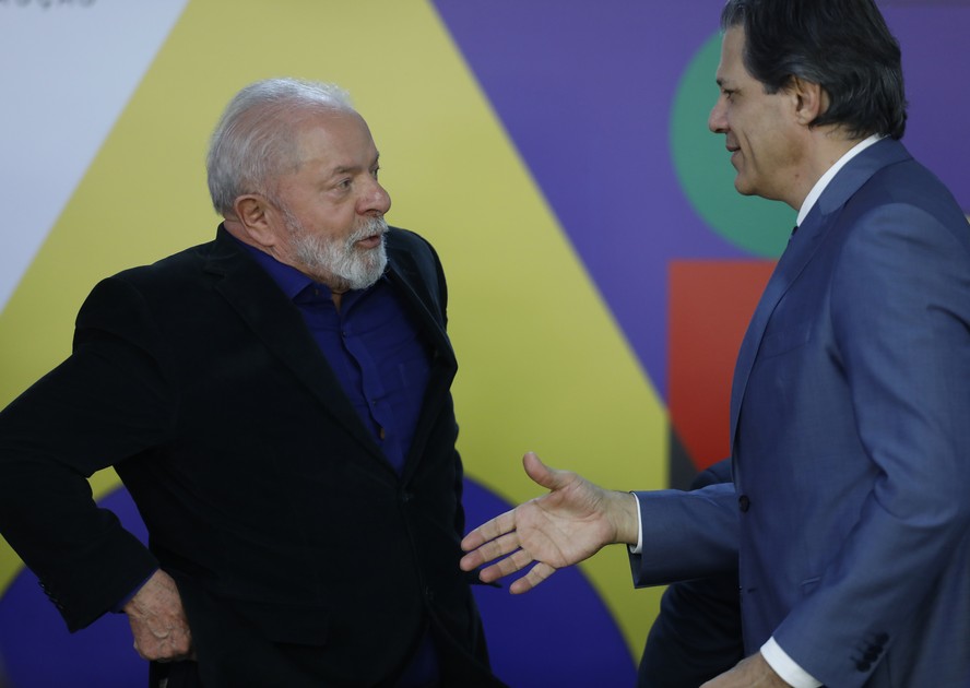 O presidente Luiz Inácio Lula da Silva e o ministro da Fazenda, Fernando Haddad, durante cerimônia em Brasília