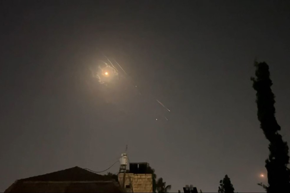 Explosões iluminam o céu de Jerusalém durante o ataque iraniano a Israel — Foto: AFPTV / AFP