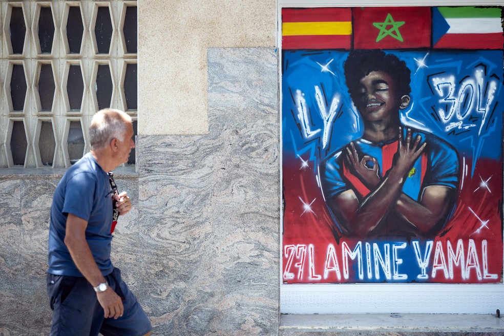 Poster com a comemoração de Lamine Yamal em Rocafonda — Foto: Josep LAGO / AFP