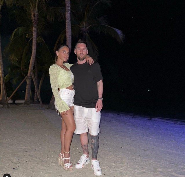 Lionel Messi publicou uma imagem com a mulher numa praia à noite durante as férias do casal — Foto: Reprodução/Instagram