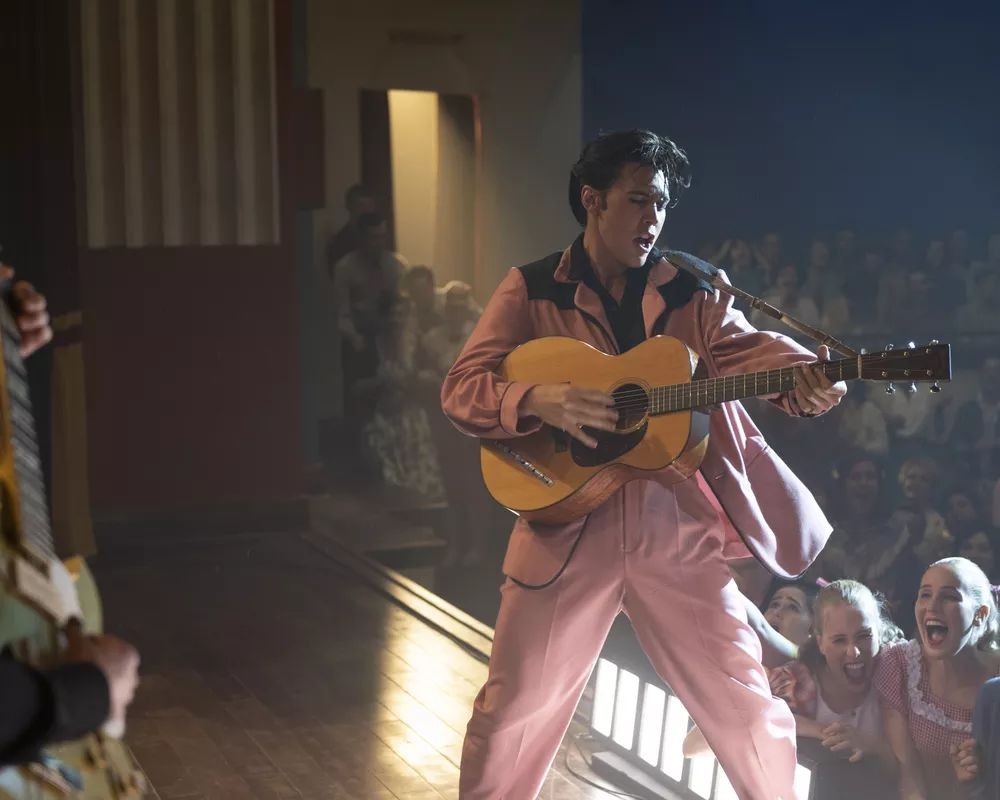 No papel de Elvis, ator Austin Butler em "Feitiço californiado" — Foto: Divulgação