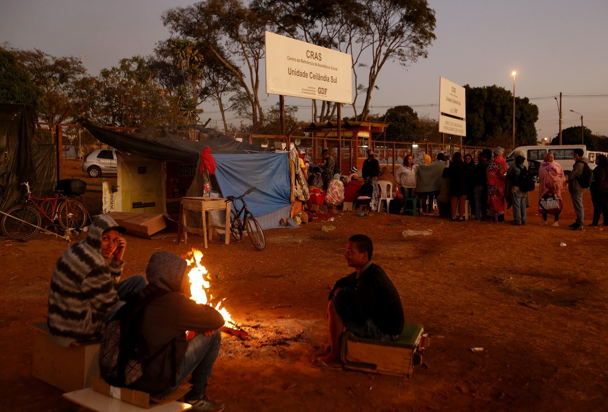 Famílias enfrentam fila na porta do Centro de Referência de Assistência Social (CRAS) de madrugada para tentar se cadastrar no Auxílio Brasil. — Foto: Cristiano Mariz