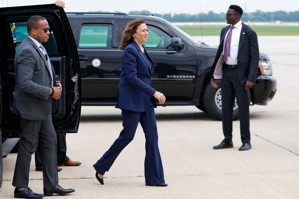 Vice-presidente dos EUA, Kamala Harris, virtual candidata à Presidência, antes de embarcar em avião presidencial em Milwaukee — Foto: AMIL KRZACZYNSKI / AFP