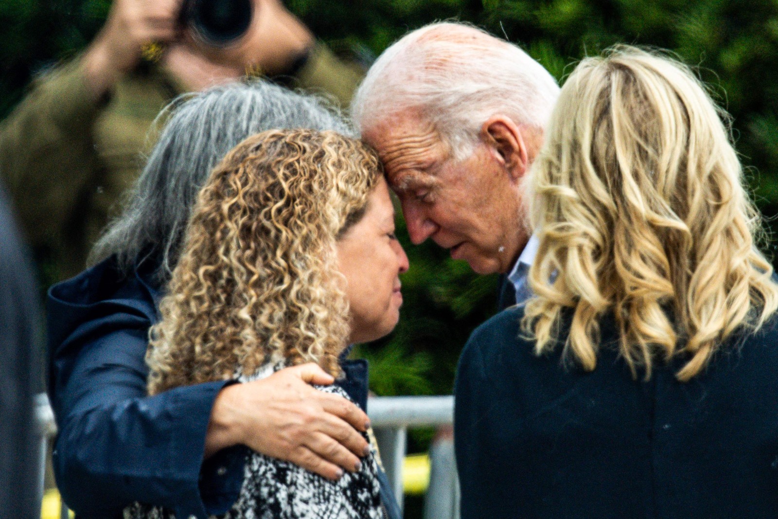 O presidente dos EUA, Joe Biden, e a primeira-dama dos EUA, Jill Biden, encontram a prefeita do condado de Miami Dade, Daniella Levine Cava, em visita memorial perto do prédio de 12 andares quye desmoronou em Surfside, Flórida, deixando 18 mortos e 140 desaparecidos até agora AFP