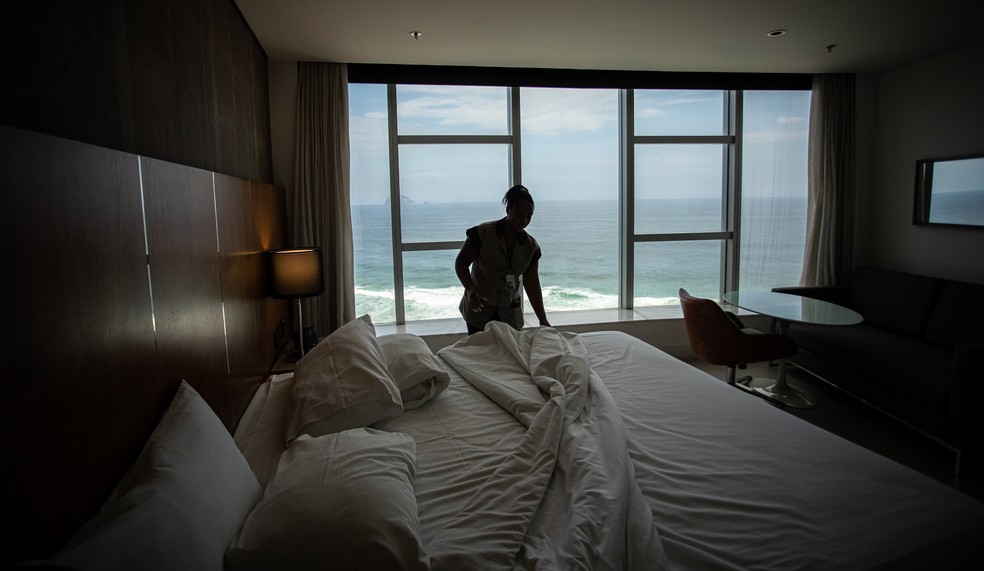 Hotel tem paredes de vidro que permitem apreciar a praia de São Conrado — Foto: Hermes de Paula