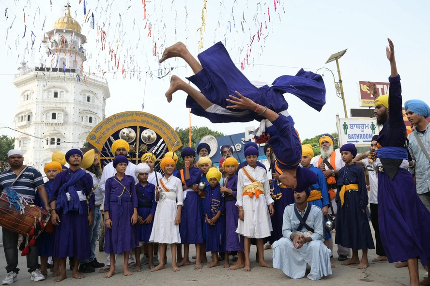 Sikhs participam de procissão religiosa Gurudwara Ramsar a Akal Takht Sahib no Templo Dourado em Amritsar, na região de Punjab