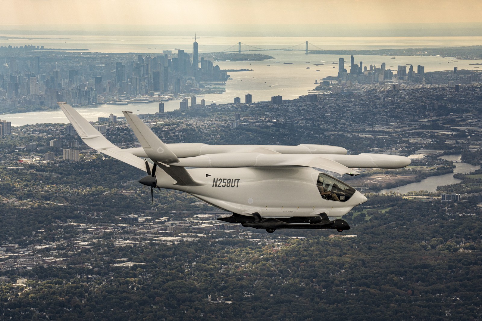 O CX300, um avião elétrico experimental construído pela Beta Technologies, voando de Westchester, Nova York, para Reading, Pensilvânia, durante uma viagem de 16 dias pela Costa Leste, em Nova York — Foto: Tony Cenicola/The New York Times