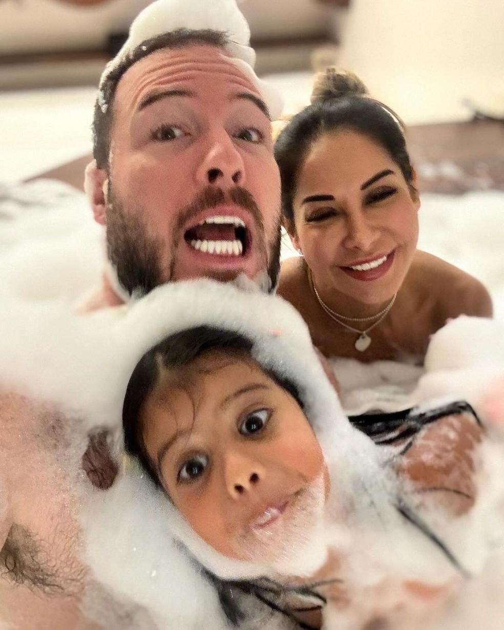 Thiago Nigro curtiu banho de espuma com Maíra Cardi e a enteada, Sophia — Foto: Reprodução Instagram