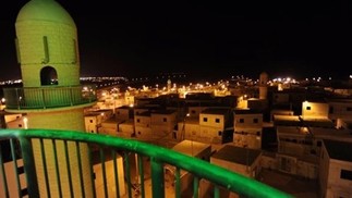 Imagem mostra Baladia, também conhecida como 'Mini Gaza', iluminada durante a noite — Foto: Divulgação IDF