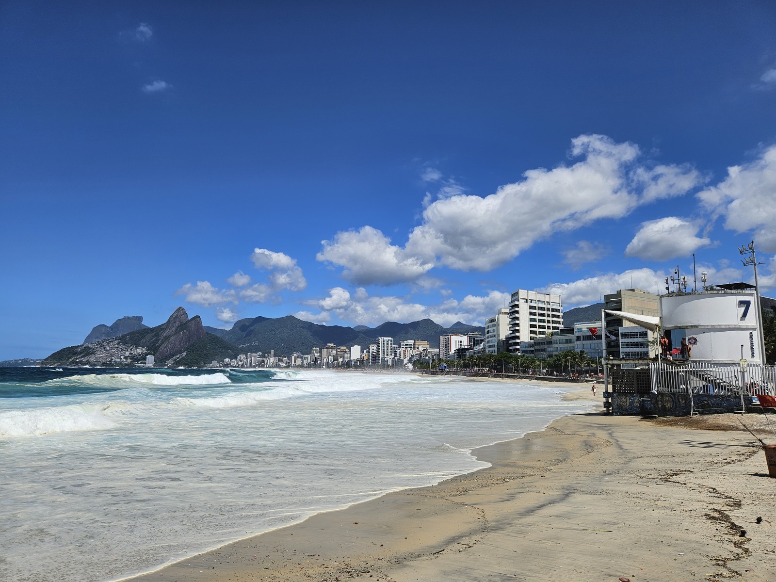 Ressaca nas praias da zona sul. Na foto, o posto 7 na praia de Ipanema — Foto: Dan Delmiro / divulgação