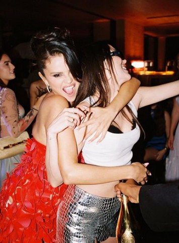 Selena Gomez curtiu festa de aniversário com amigos — Foto: Reprodução/Instagram