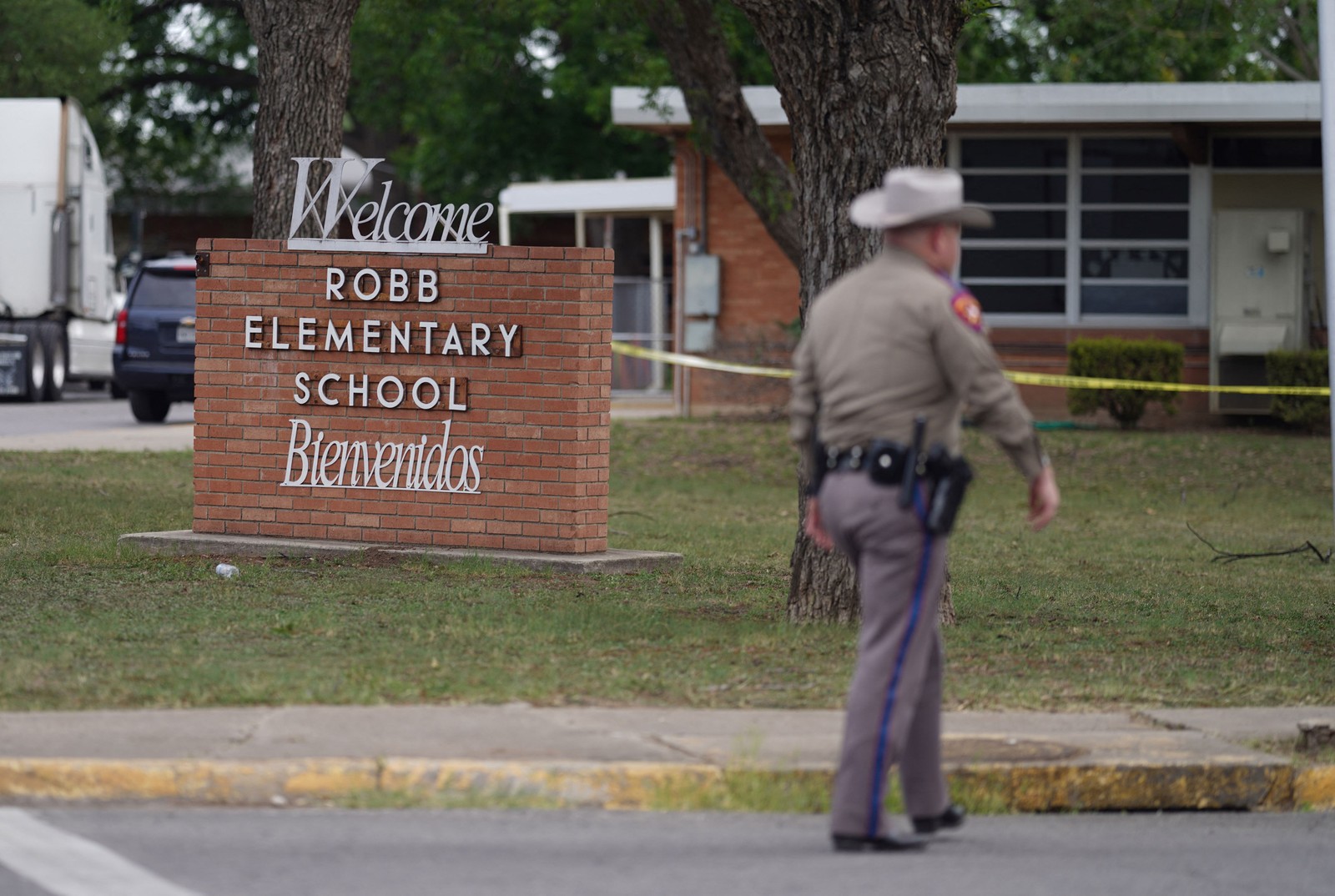 Entrada da Escola Primária Robb. Ataque desta terça é o mais mortal em uma escola primária desde o massacre na cidade de Newtown, em Connecticut, em dezembro de 2012, quando um homem de 20 anos matou 26 pessoas, incluindo 20 crianças com idades entre 5 e 10 anos. — Foto: JANTAR ALLISON / AFP