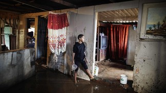 Moradores limpam as águas das enchentes de suas casas. As enchentes causadas por chuvas torrenciais e ventos fortes na costa leste da África do Sul mataram pelo menos 22 pessoas, disseram as autoridades locais na terça-feira. As inundações atingiram vários locais em duas províncias do leste, dois raros tornados foram detectados, as temperaturas caíram e a neve caiu em algumas regiões centrais. — Foto: GIANLUIGI GUERCIA/AFP