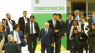 O presidente Lula desce a rampa do Congresso após o fim do evento Democracia Inabalada, ao lado de Rodrigo Pacheco — Foto: Cristiano Mariz/Agência O Globo