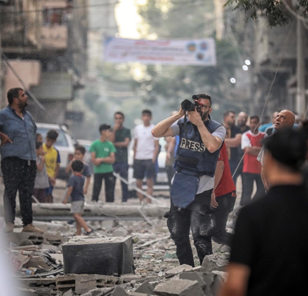 O jornalista visual Motaz Azaiza que trabalha para a Agência das Nações Unidas de Assistência aos Refugiados da Palestina no Próximo Oriente relata sua experiência na cobertura da guerra diariamente em sua conta do Instagram — Foto: Instagram/@motaz_azaiza