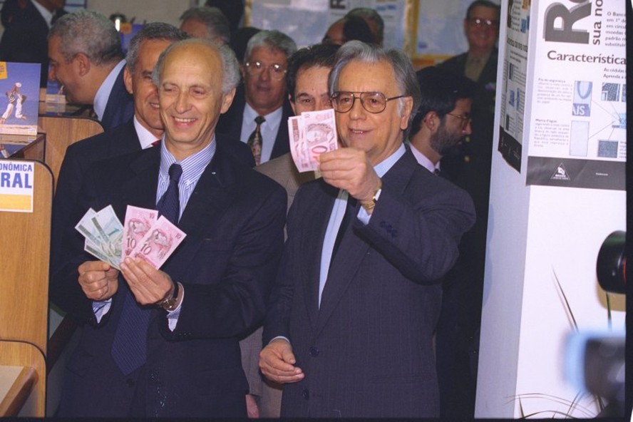 O então ministro da Fazenda, Rubens Ricupero e o presidente Itamar Franco mostram as cédulas do real no lançamento da nova moeda