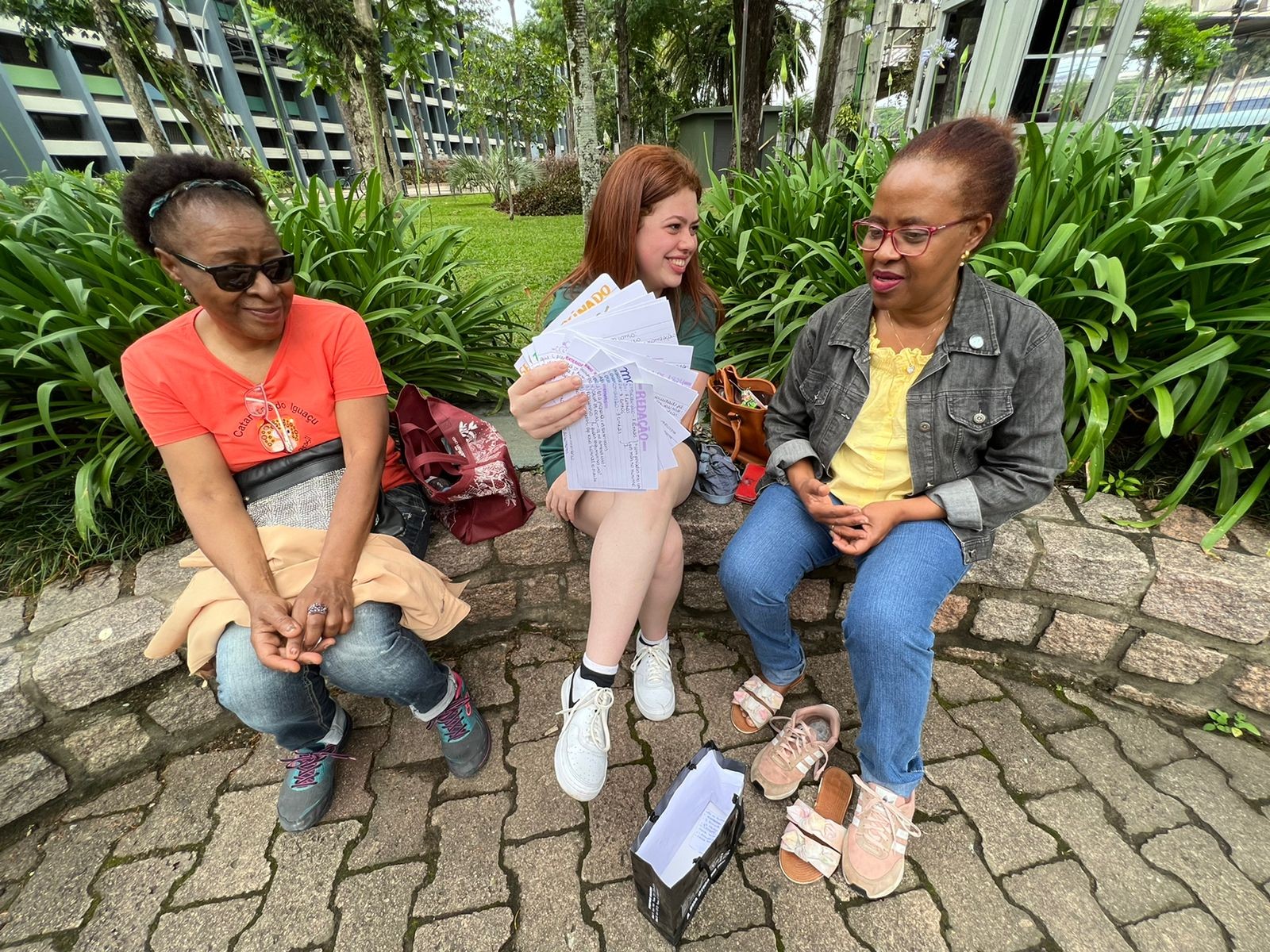 A podóloga Lucilda Thomaz dos Santos acompanha a filha Ana no primeiro dia de provas do Enem — Foto:  Patrícia Comunello