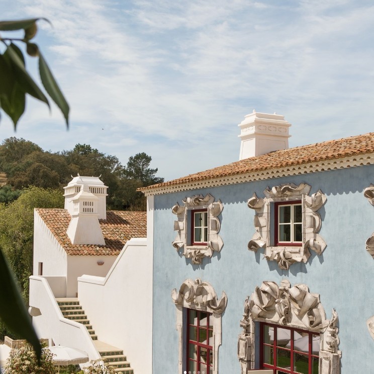 Vermelho Melides, em Portugal, de Christian Louboutin — Foto: Instagram