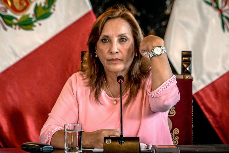 Dina Boluarte, presidente do Peru, mostra um relógio durante coletiva de imprensa após prestar depoimento no caso 'Rolexgate'