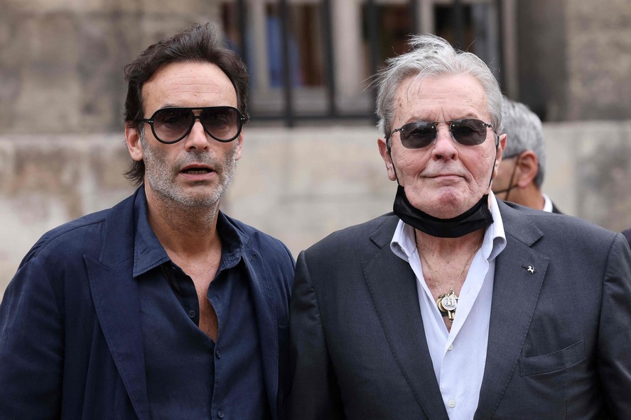 Alain Delon e o filho Anthony, em Paris
