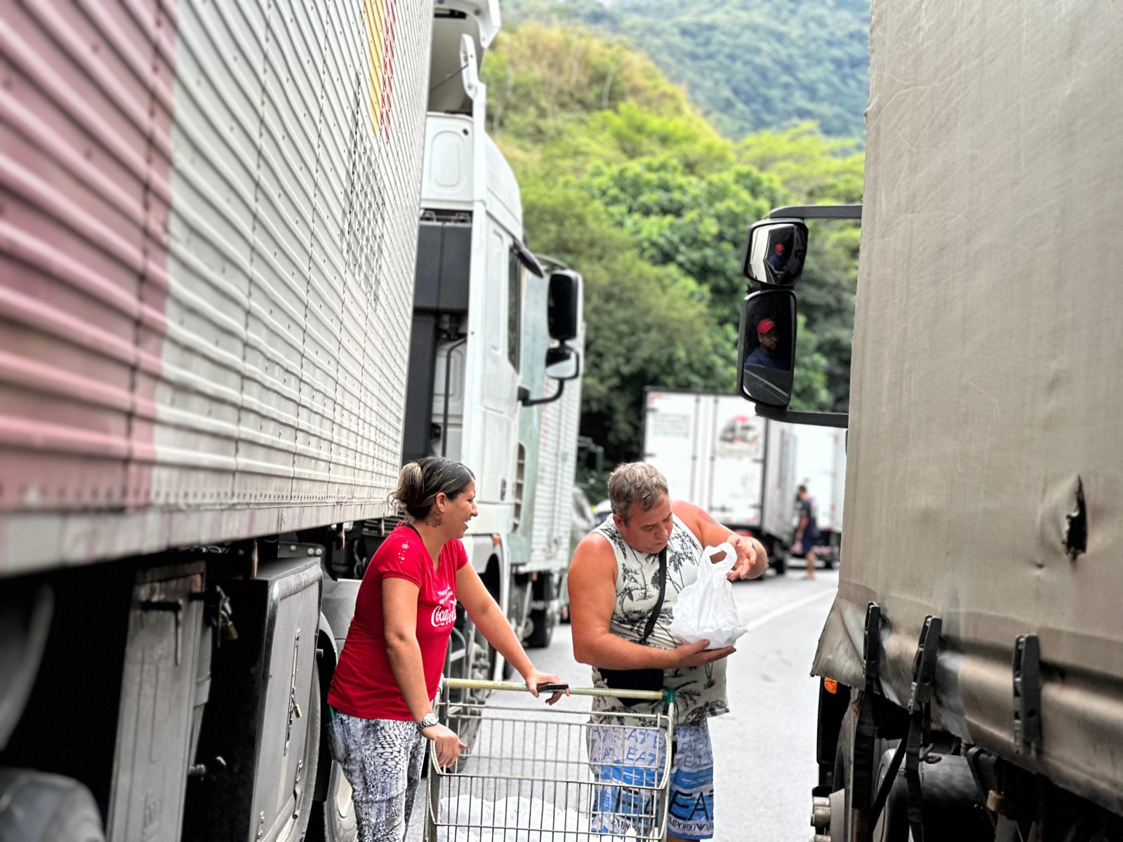 Vendedor de quentinhas aproveitou trânsito parado para faturar — Foto: Márcia Foletto